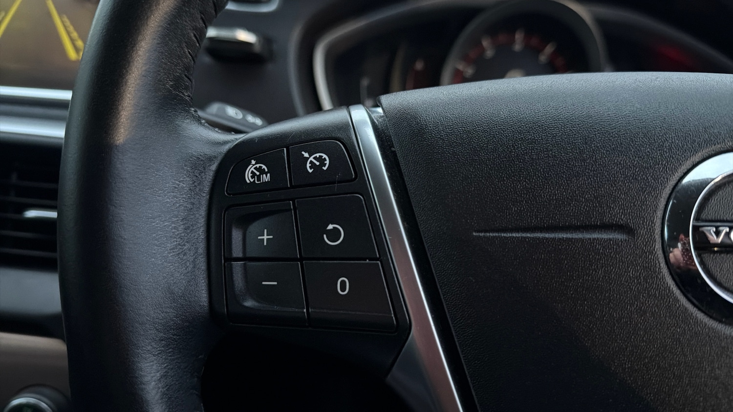 Used Volvo V40 2019 for sale - 76984622: Photo 23