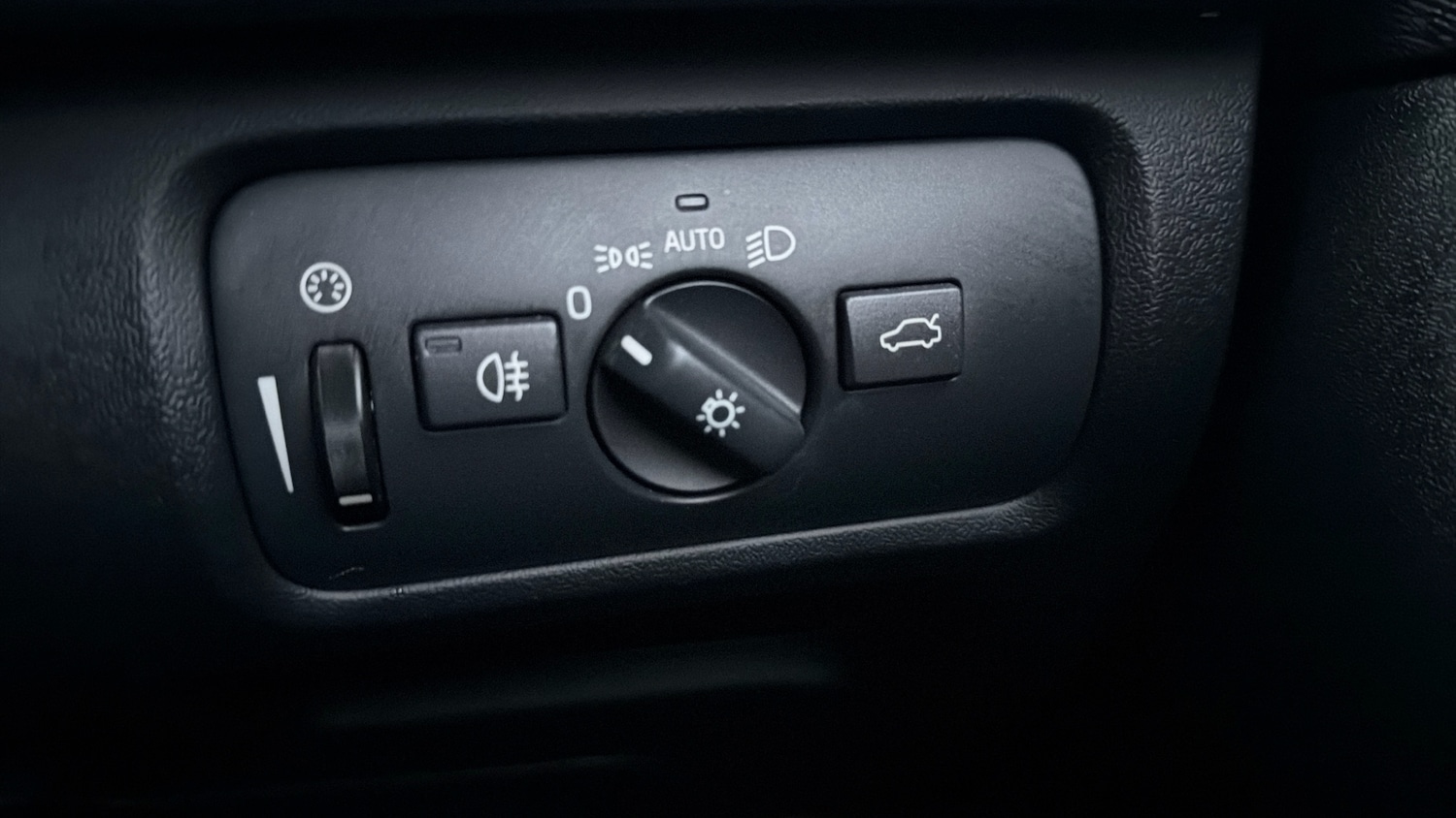 Used Volvo V40 2019 for sale - 76984622: Photo 25