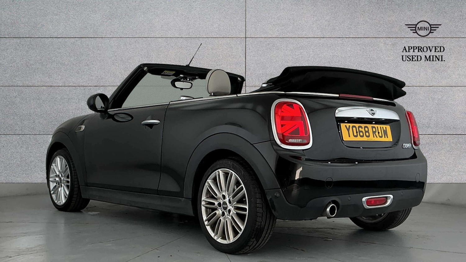 Used MINI Convertible 2018 for sale - 77648973: Photo 2