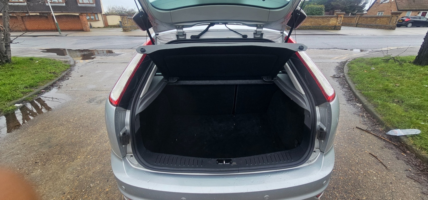 Used Ford Focus 2010 for sale - 77292197: Photo 13