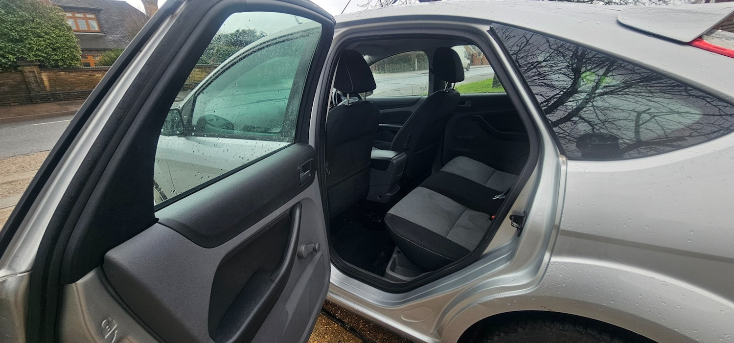 Used Ford Focus 2010 for sale - 77292197: Photo 14