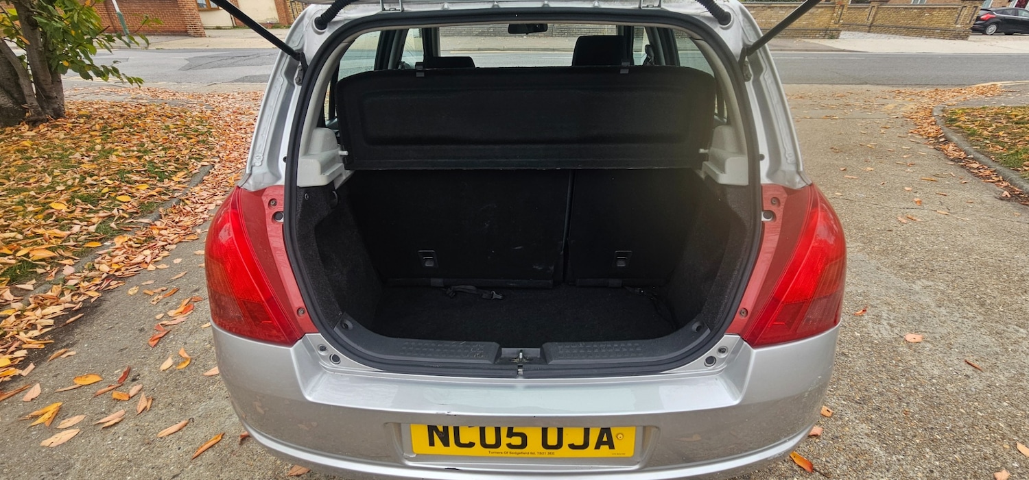 Used Suzuki Swift 2005 for sale - 76358360: Photo 10