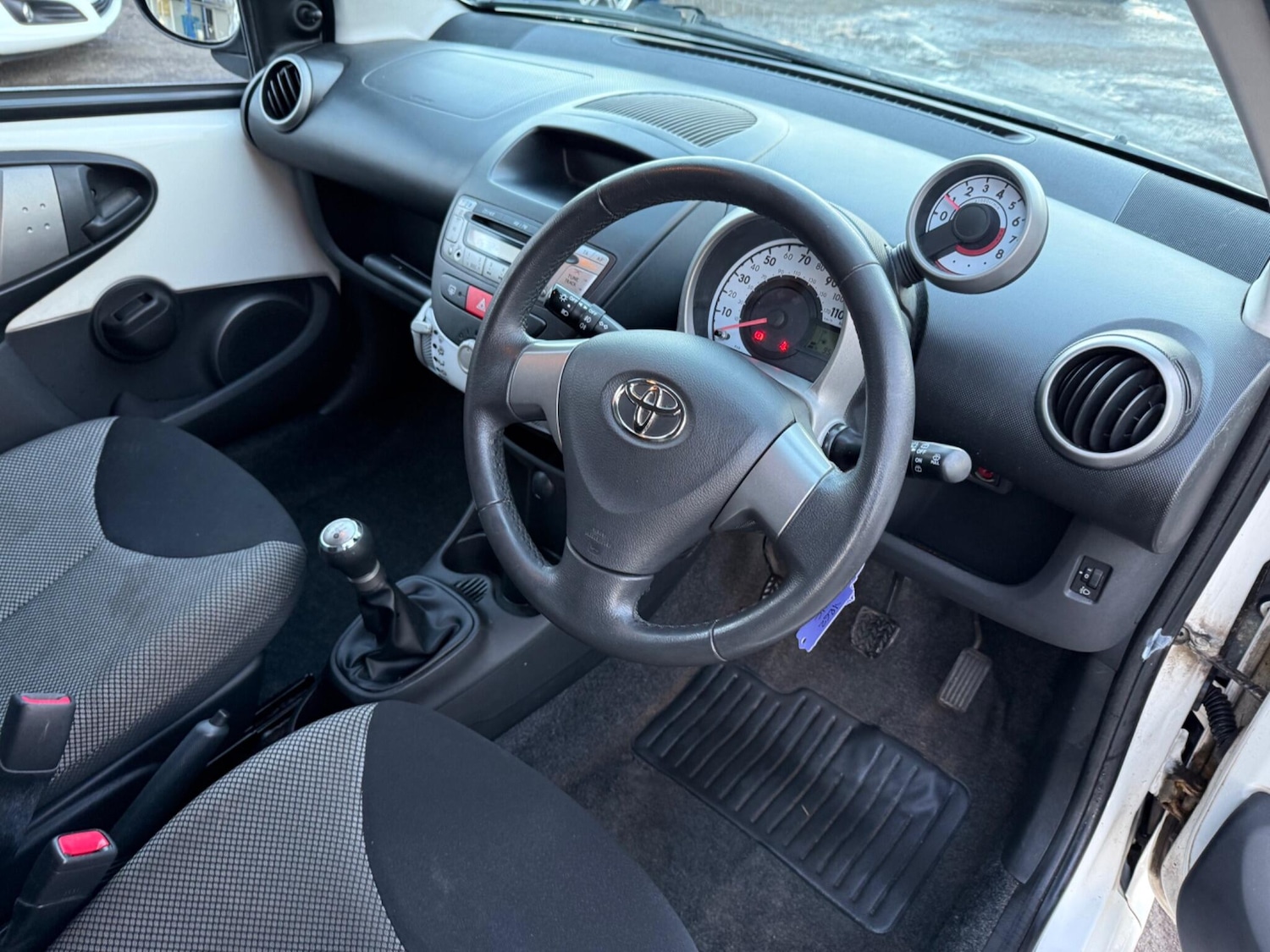 Used Toyota AYGO 2012 for sale - 78201542: Photo 25