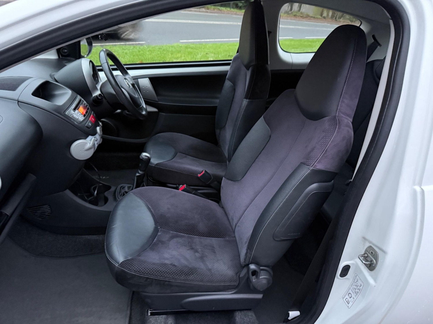 Used Toyota AYGO 2013 for sale - 76724120: Photo 28