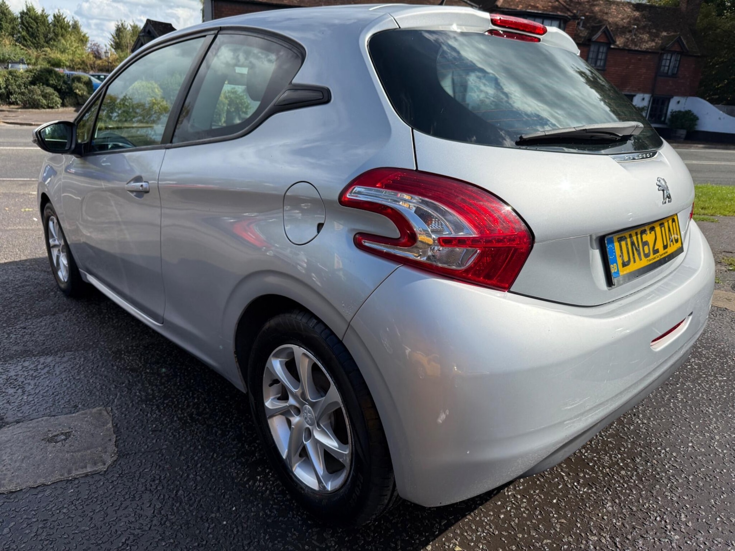 Used Peugeot 208 2012 for sale - 76412425: Photo 2