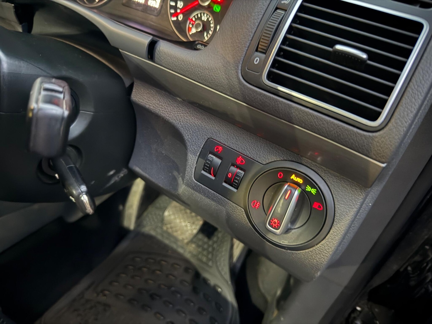 Used Volkswagen Touran 2012 for sale - 76691753: Photo 23