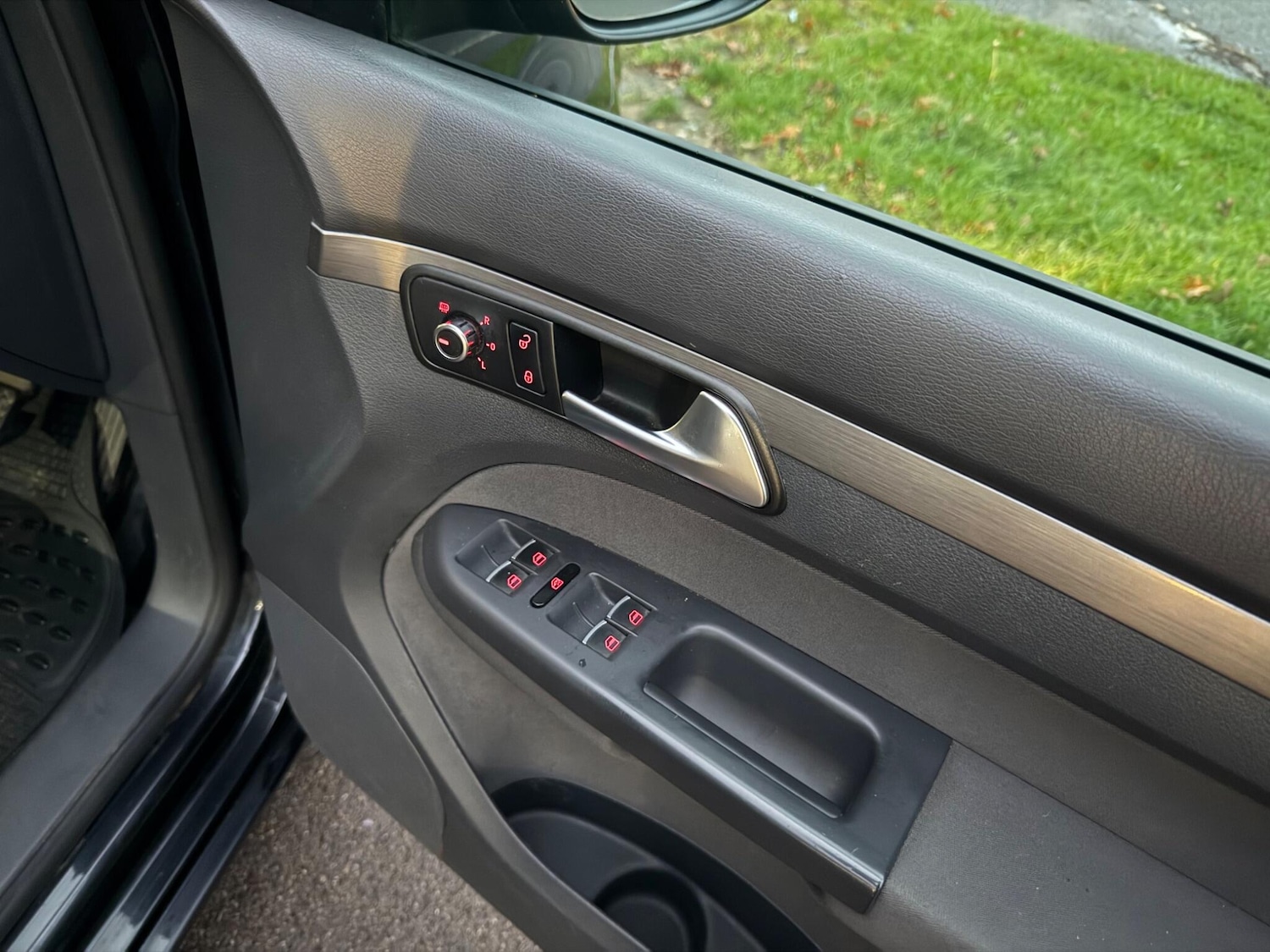 Used Volkswagen Touran 2012 for sale - 76691753: Photo 24