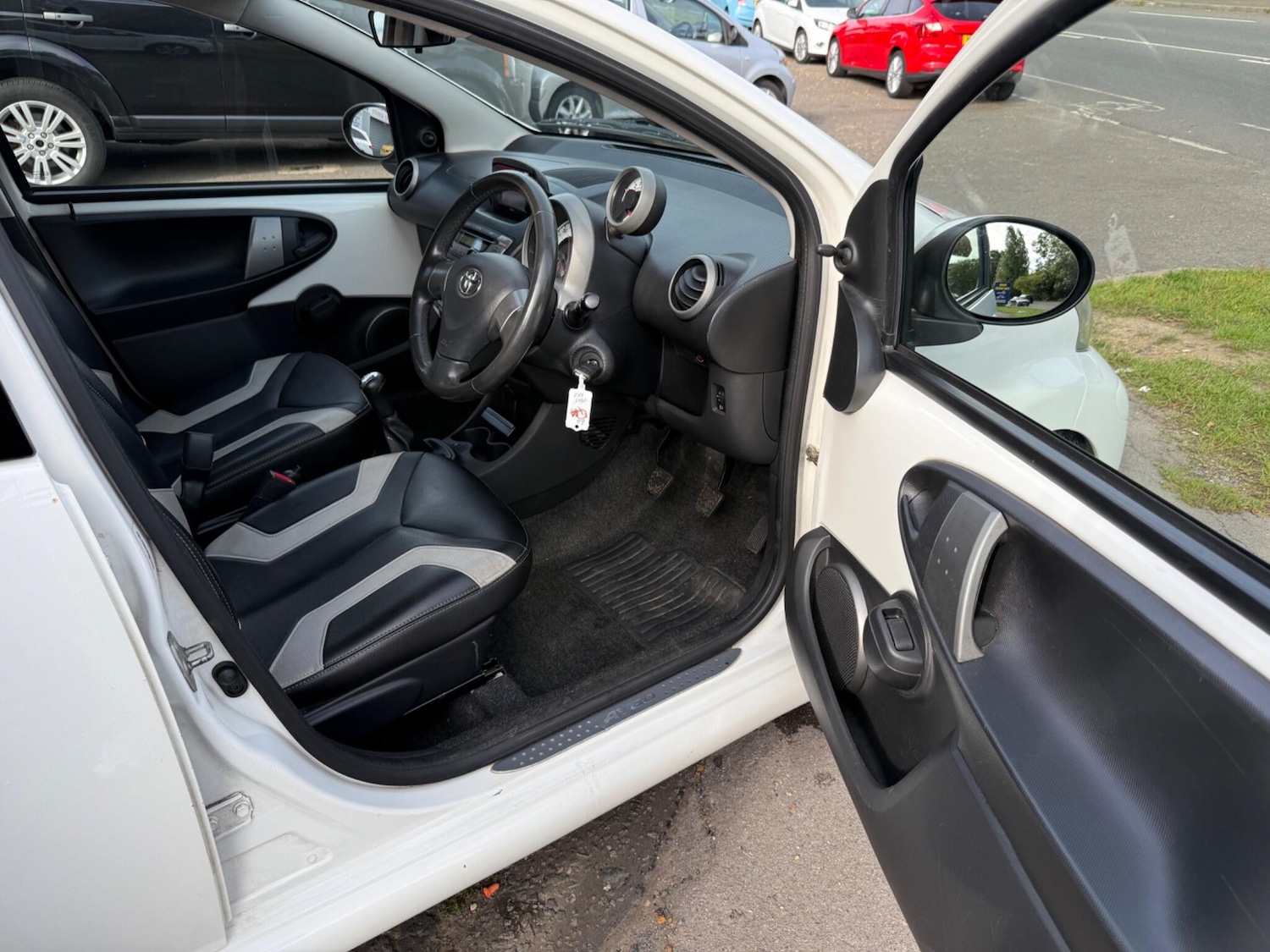 Used Toyota AYGO 2013 for sale - 76412424: Photo 32