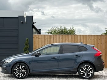 Used Volvo V40 Cross Country 2017 for sale - 79050701: Photo