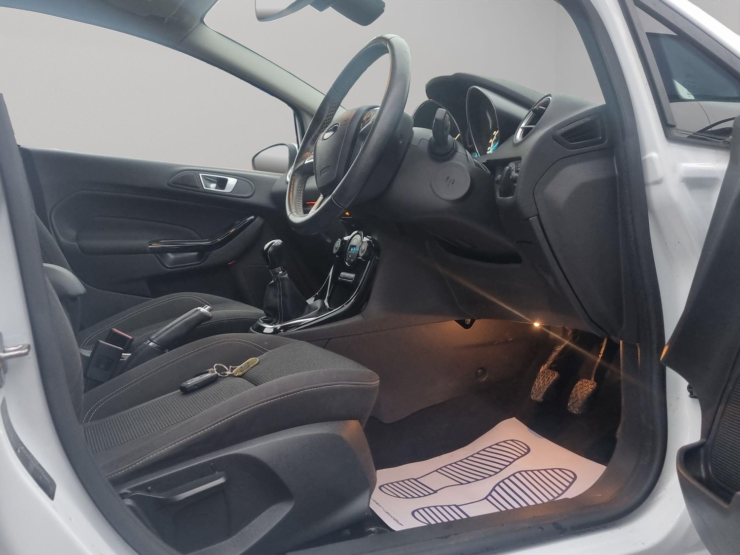 Used Ford Fiesta 2015 for sale - 77344083: Photo 30