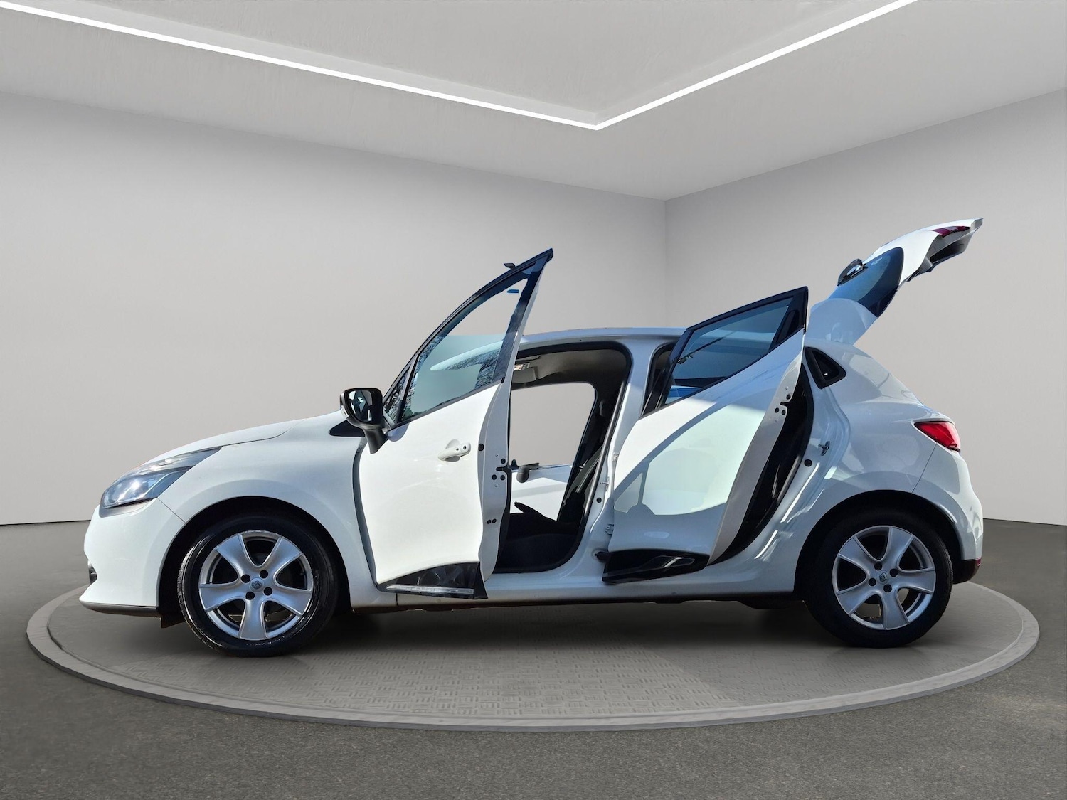 Used Renault Clio 2015 for sale - 77892184: Photo 4