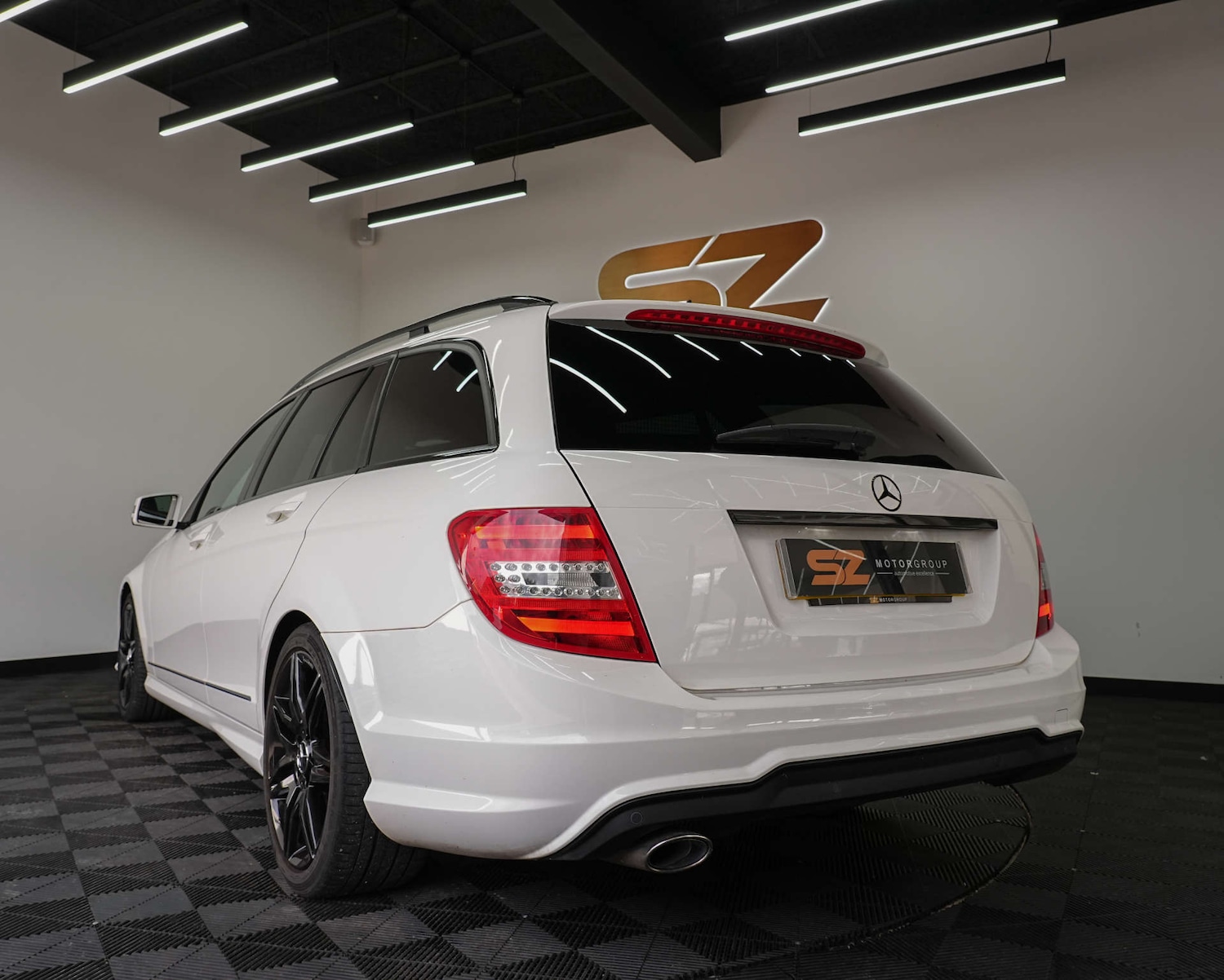 Used Mercedes-Benz C Class 2013 for sale - 77652995: Photo 2