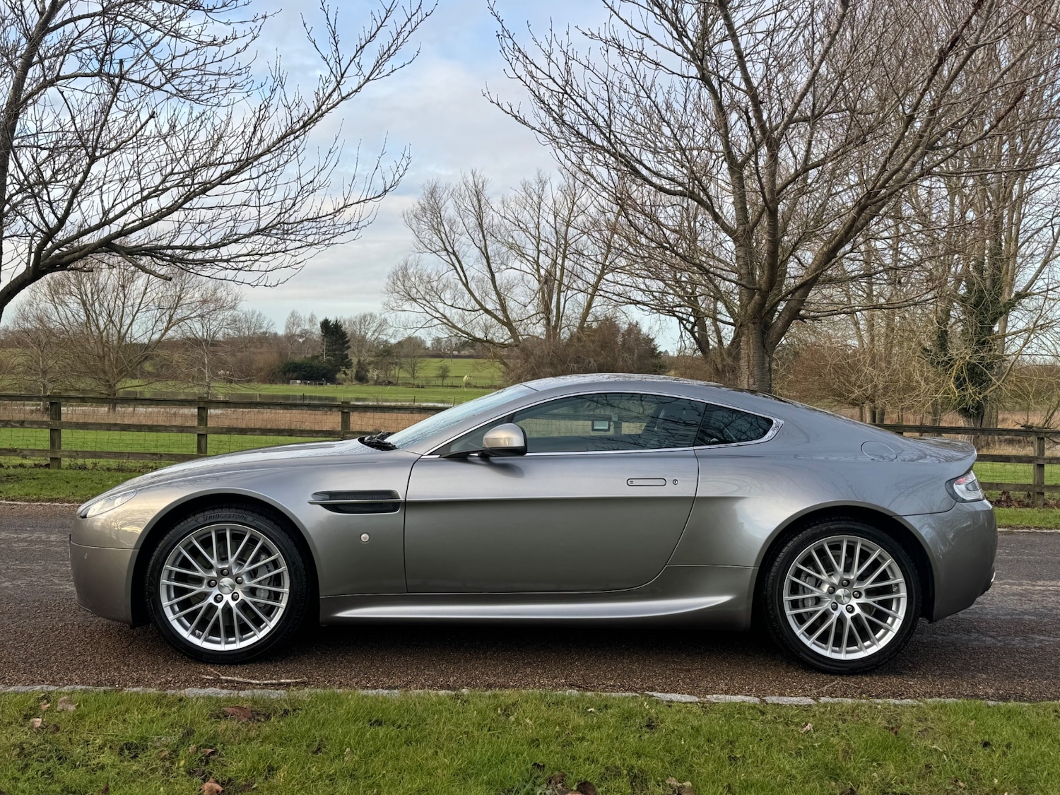 Used Aston Martin Vantage 2011 for sale - 77339648: Photo 15