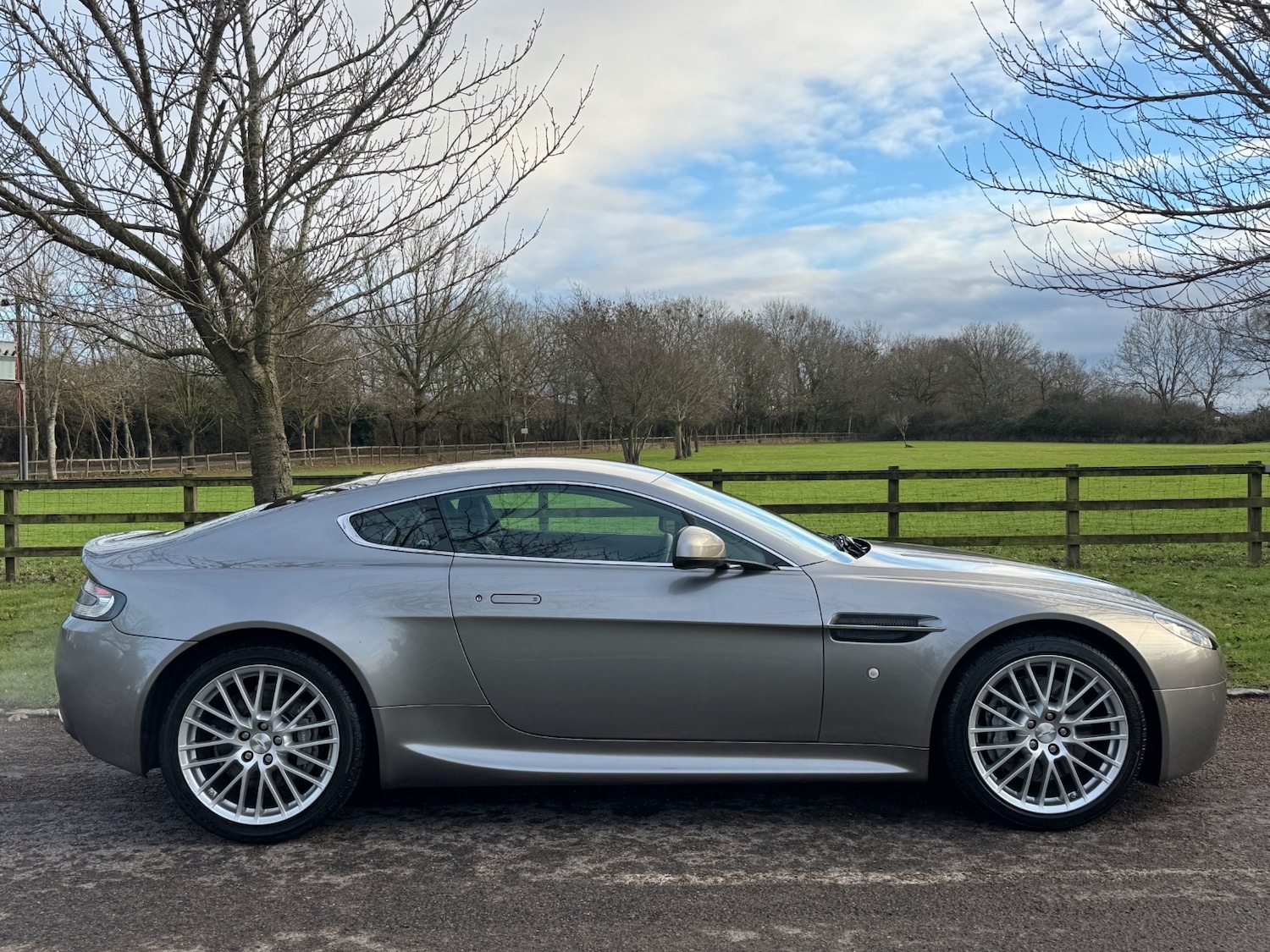 Used Aston Martin Vantage 2011 for sale - 77339648: Photo 21