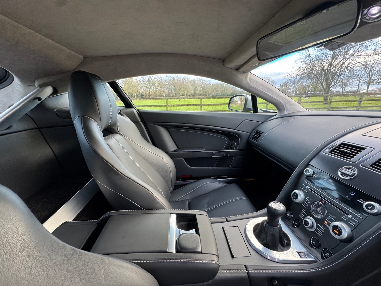 Used Aston Martin Vantage 2011 for sale - 77339648: Photo 24