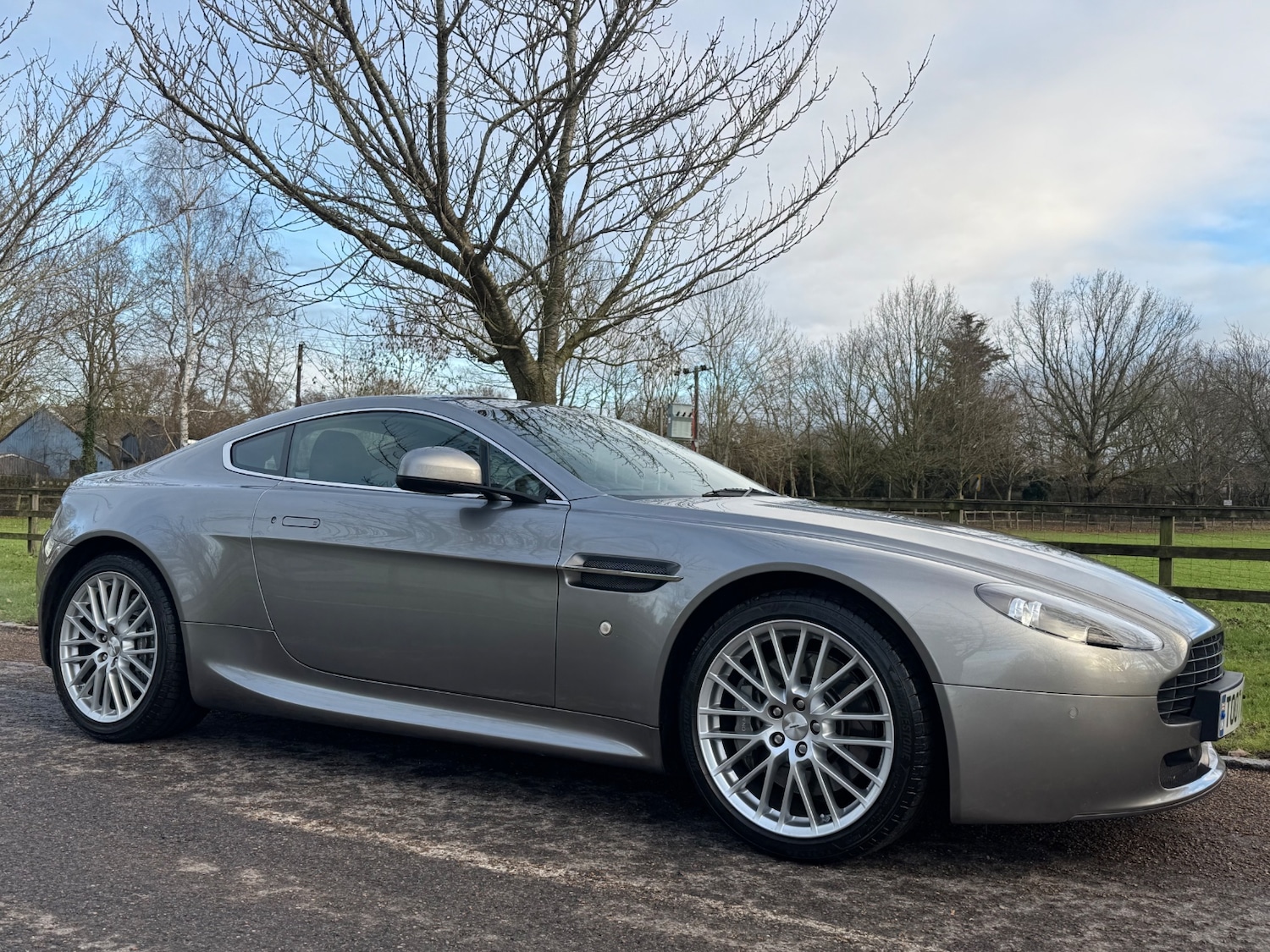 Used Aston Martin Vantage 2011 for sale - 77339648: Photo 8