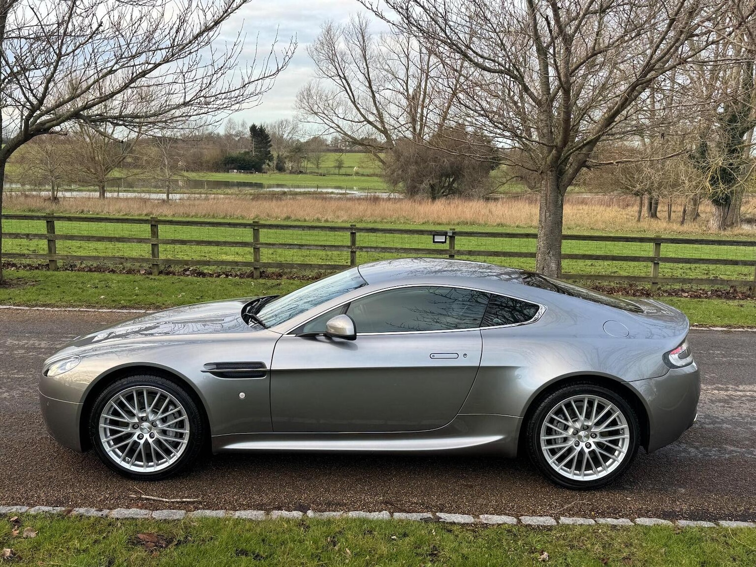 Used Aston Martin Vantage 2011 for sale - 77445672: Photo 5
