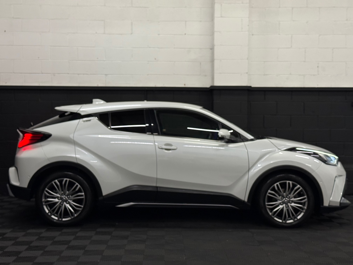 Used Toyota C-HR 2023 for sale - 77207713: Photo 2