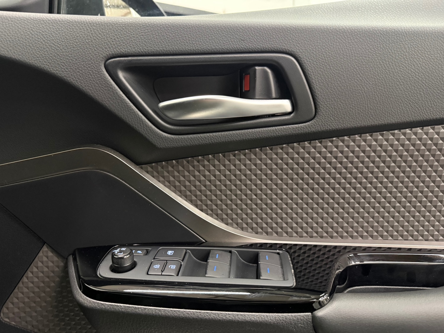 Used Toyota C-HR 2023 for sale - 77207713: Photo 40