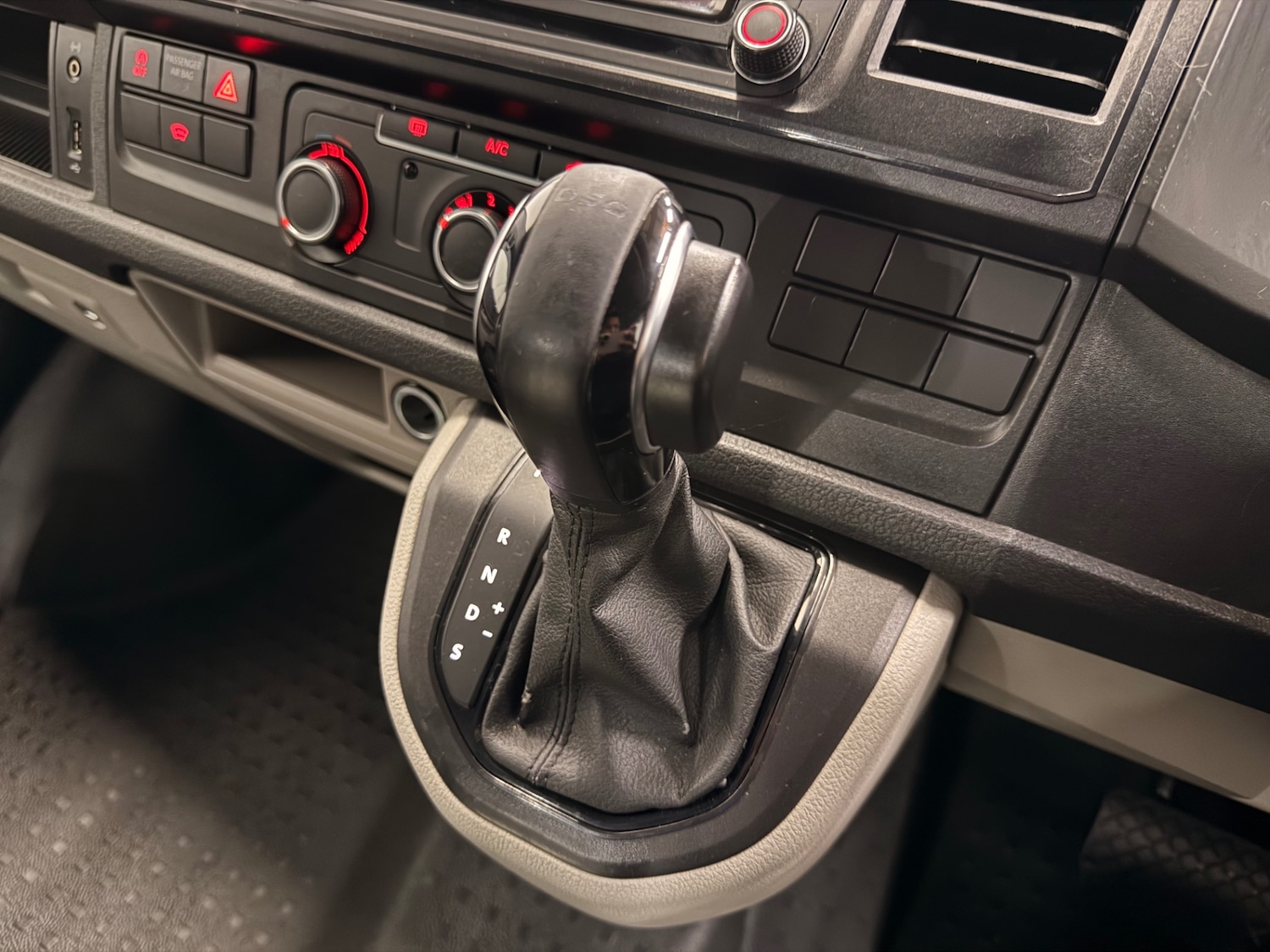 Used Volkswagen Transporter 2015 for sale - 77502948: Photo 43