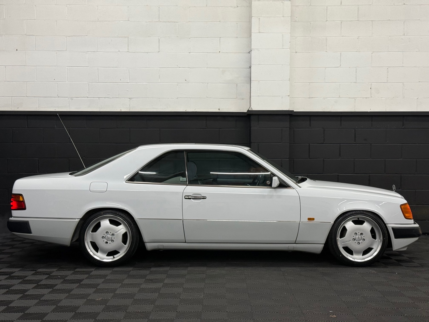 Used Mercedes-Benz C Class 1990 for sale - 77364424: Photo 2