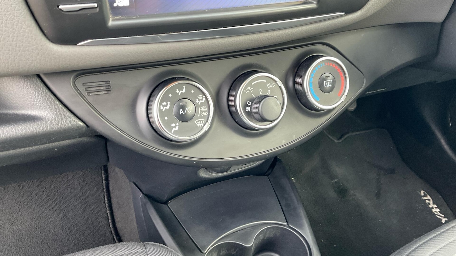 Used Toyota Yaris 2020 for sale - 76371741: Photo 39