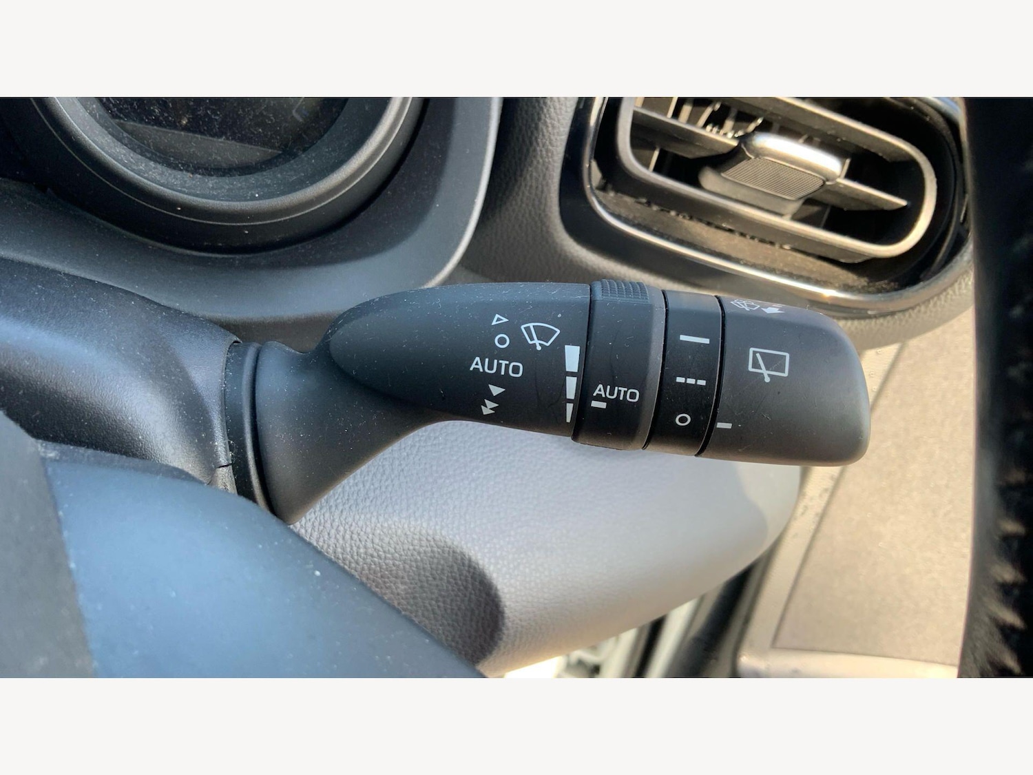 Used Toyota Yaris 2022 for sale - 77671029: Photo 41