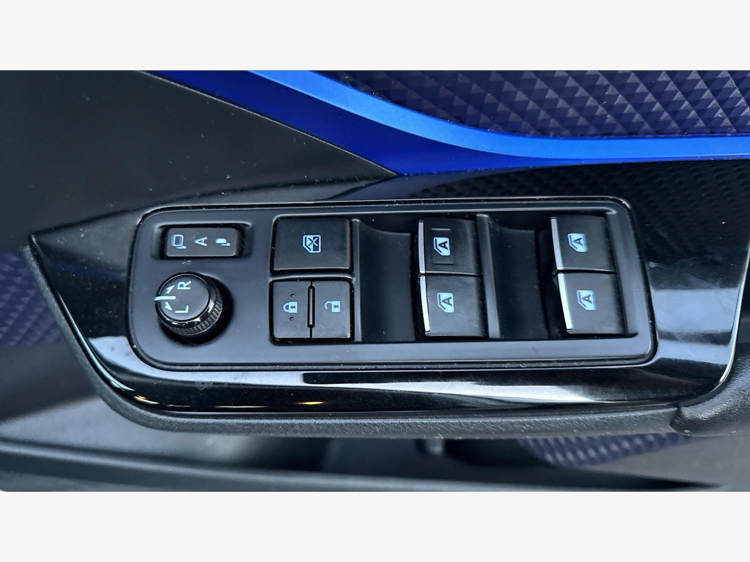 Used Toyota C-HR 2017 for sale - 76801300: Photo 29