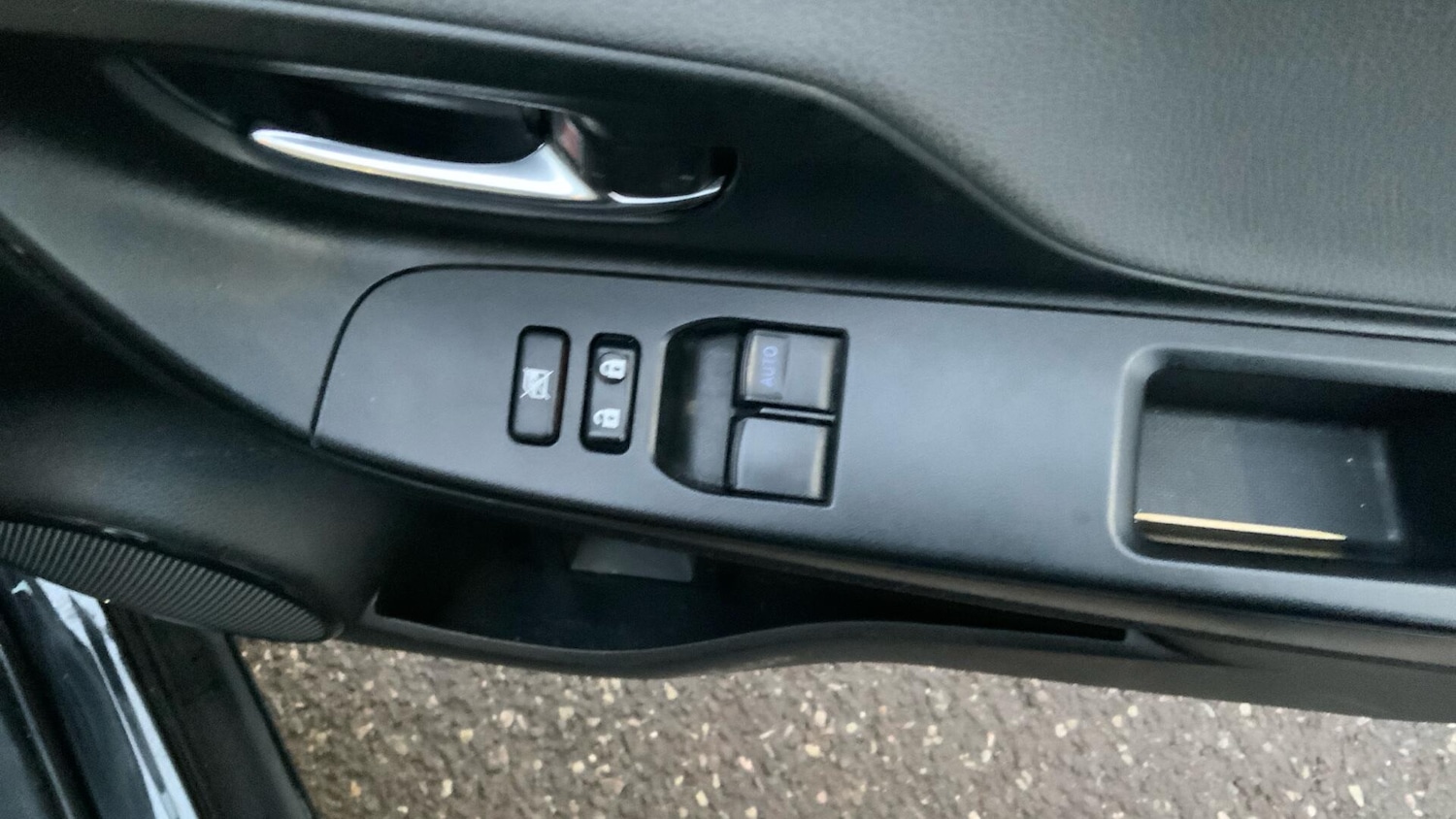 Used Toyota Yaris 2017 for sale - 77156580: Photo 32