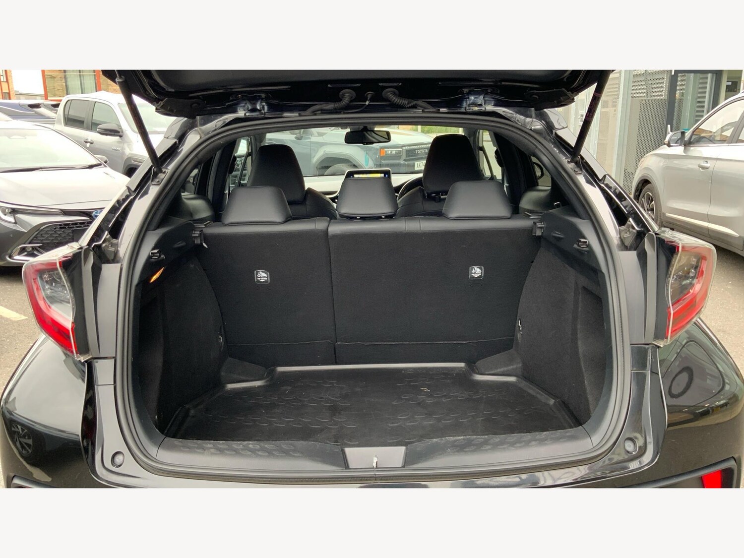 Used Toyota C-HR 2019 for sale - 76389200: Photo 16