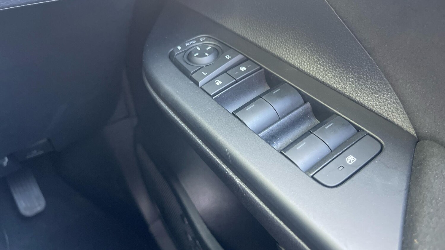 Used Toyota C-HR 2024 for sale - 78006355: Photo 35