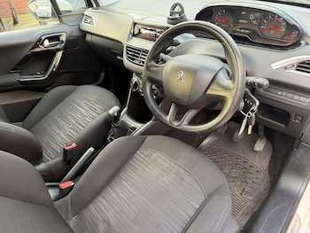 Used Peugeot 208 2013 for sale - 76571105: Photo