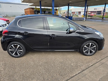 Used Peugeot 208 2017 for sale - 75943486: Photo