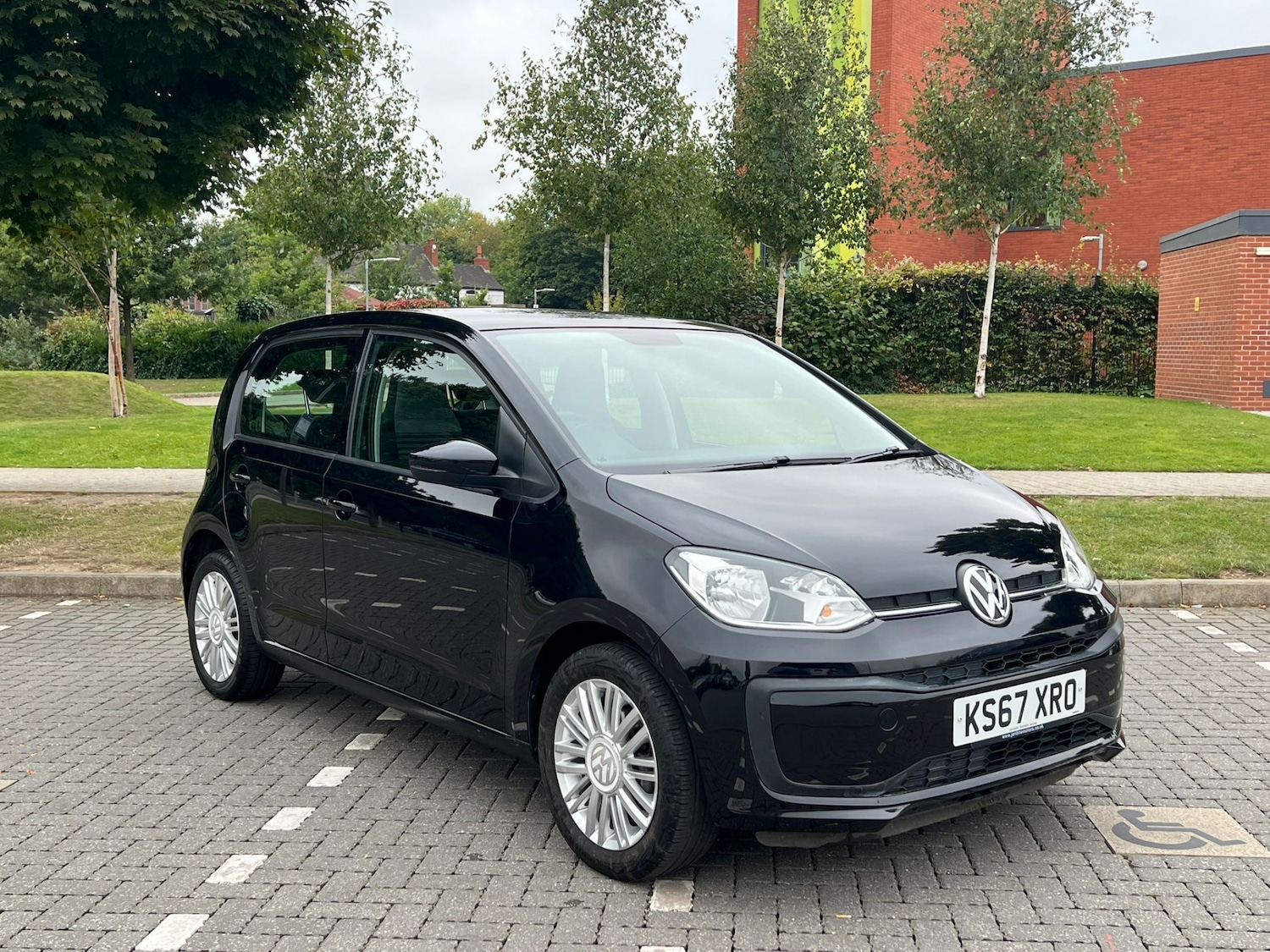 Used Volkswagen up! 2017 for sale - 76894945: Photo 1