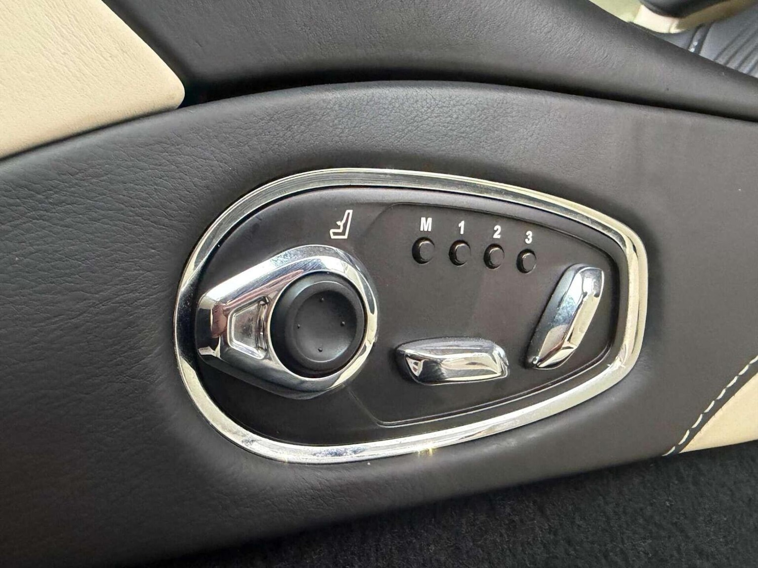 Used Aston Martin DB11 2017 for sale - 77453334: Photo 24