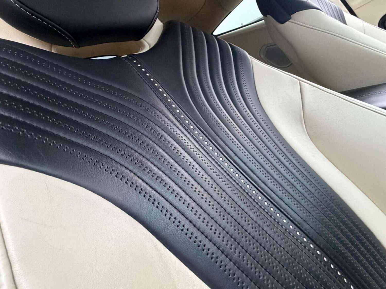 Used Aston Martin DB11 2017 for sale - 77453334: Photo 30