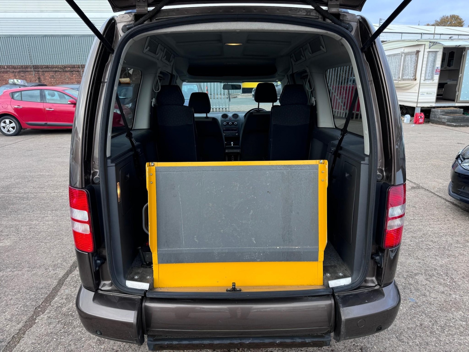 Used Volkswagen Caddy Maxi Life 2011 for sale - 76494995: Photo 12