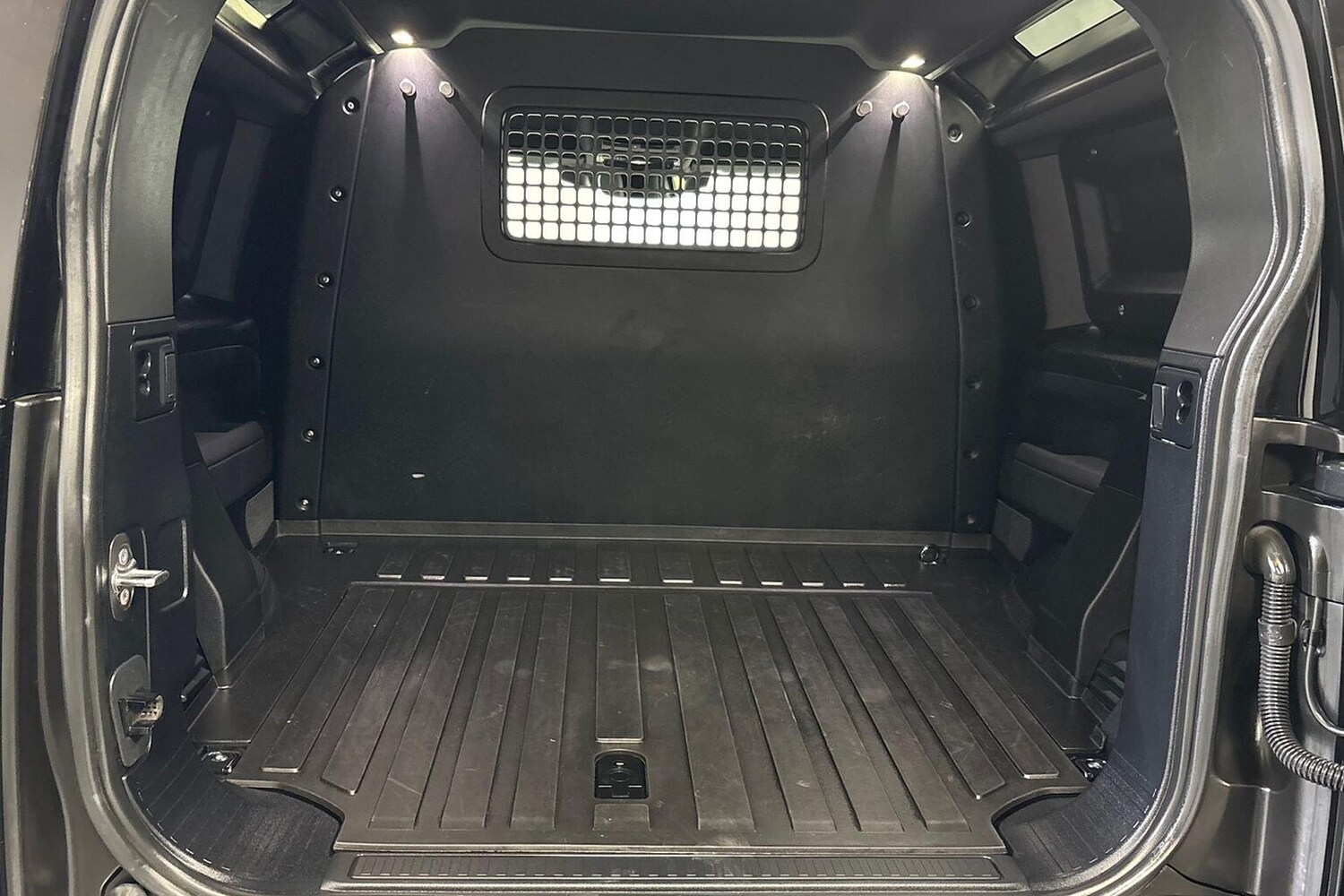Used Land Rover Defender 2023 for sale - 76353626: Photo 17