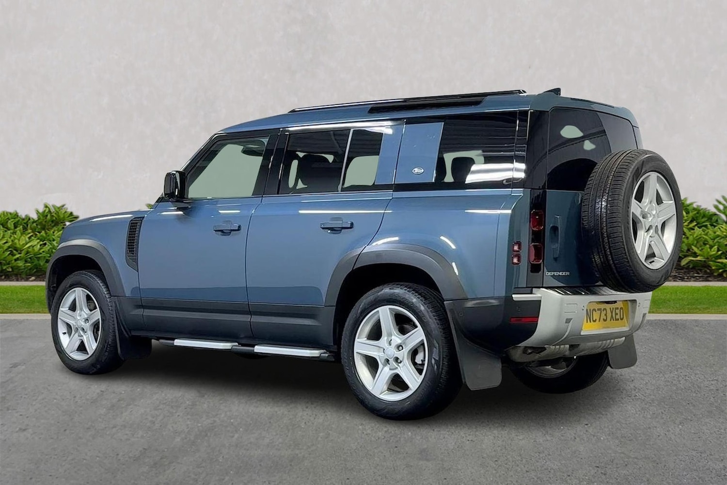 Used Land Rover Defender 2023 for sale - 76268239: Photo 2