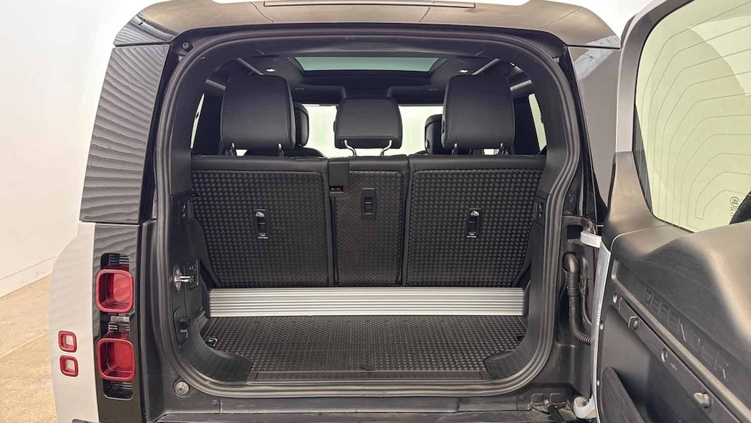 Used Land Rover Defender 2024 for sale - 76651225: Photo 10