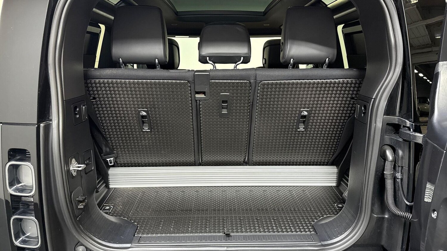 Used Land Rover Defender 2022 for sale - 76860030: Photo 10