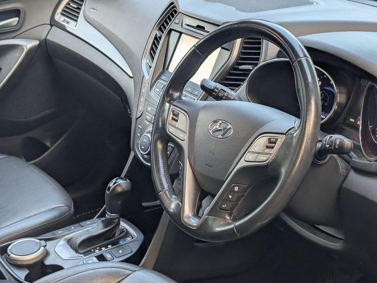 Used Hyundai Santa Fe 2015 for sale - 76397979: Photo 20