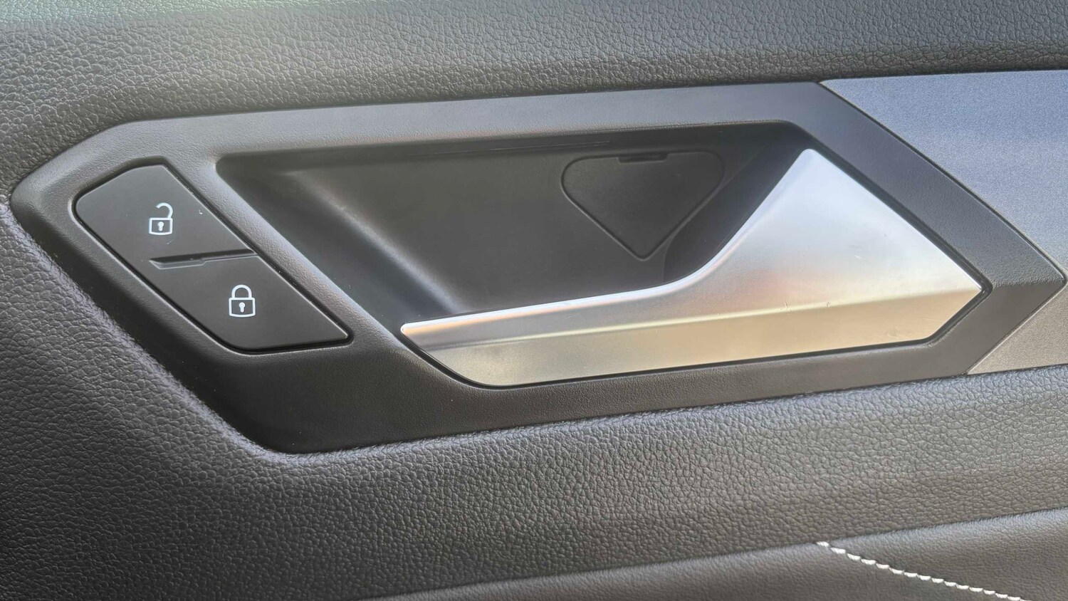 Used Volkswagen T-Roc for sale - 77861389: Photo 8