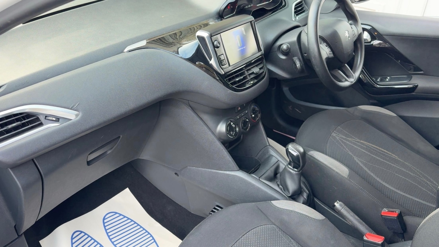 Used Peugeot 208 2014 for sale - 76726160: Photo 2