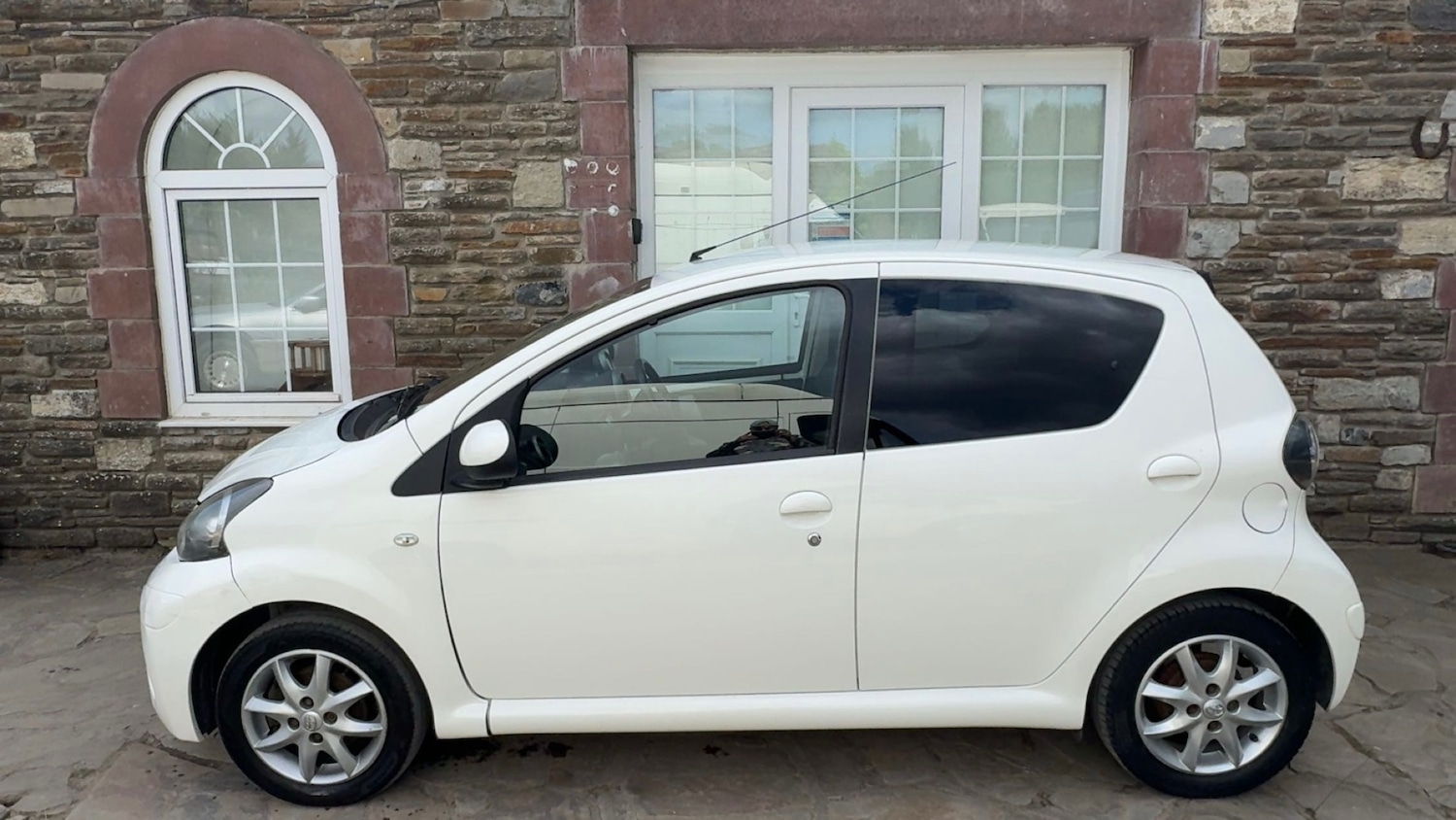 Used Toyota AYGO 2013 for sale - 76510484: Photo 2
