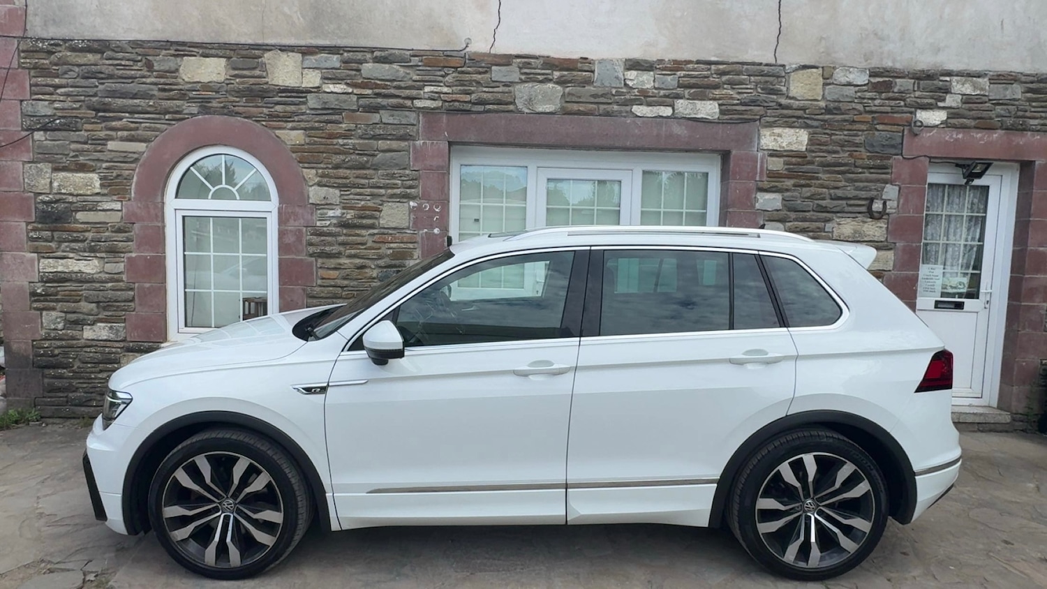 Used Volkswagen Tiguan 2017 for sale - 76510533: Photo 2