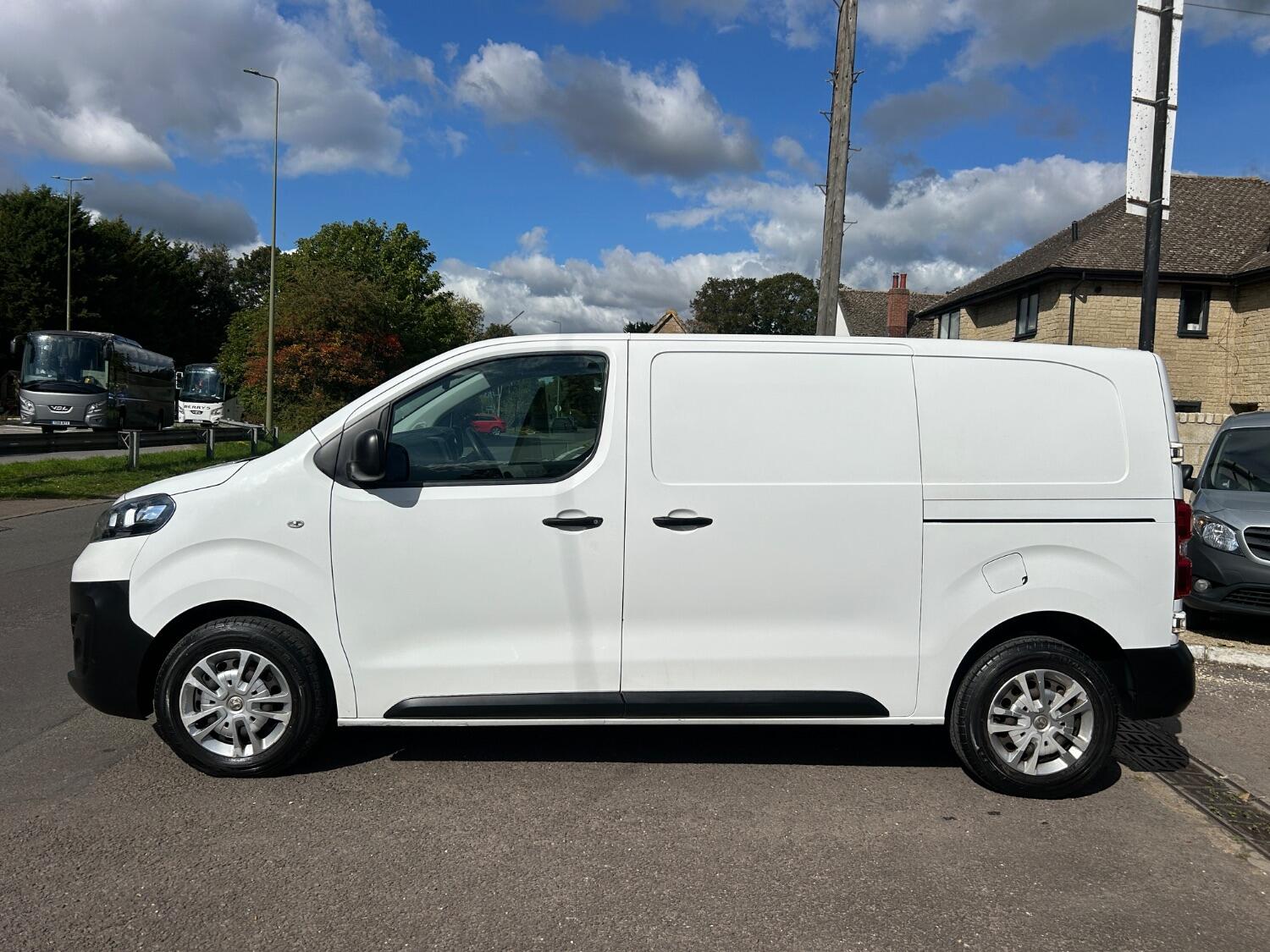 Used Vauxhall Vivaro 2019 for sale - 76030732: Photo 2