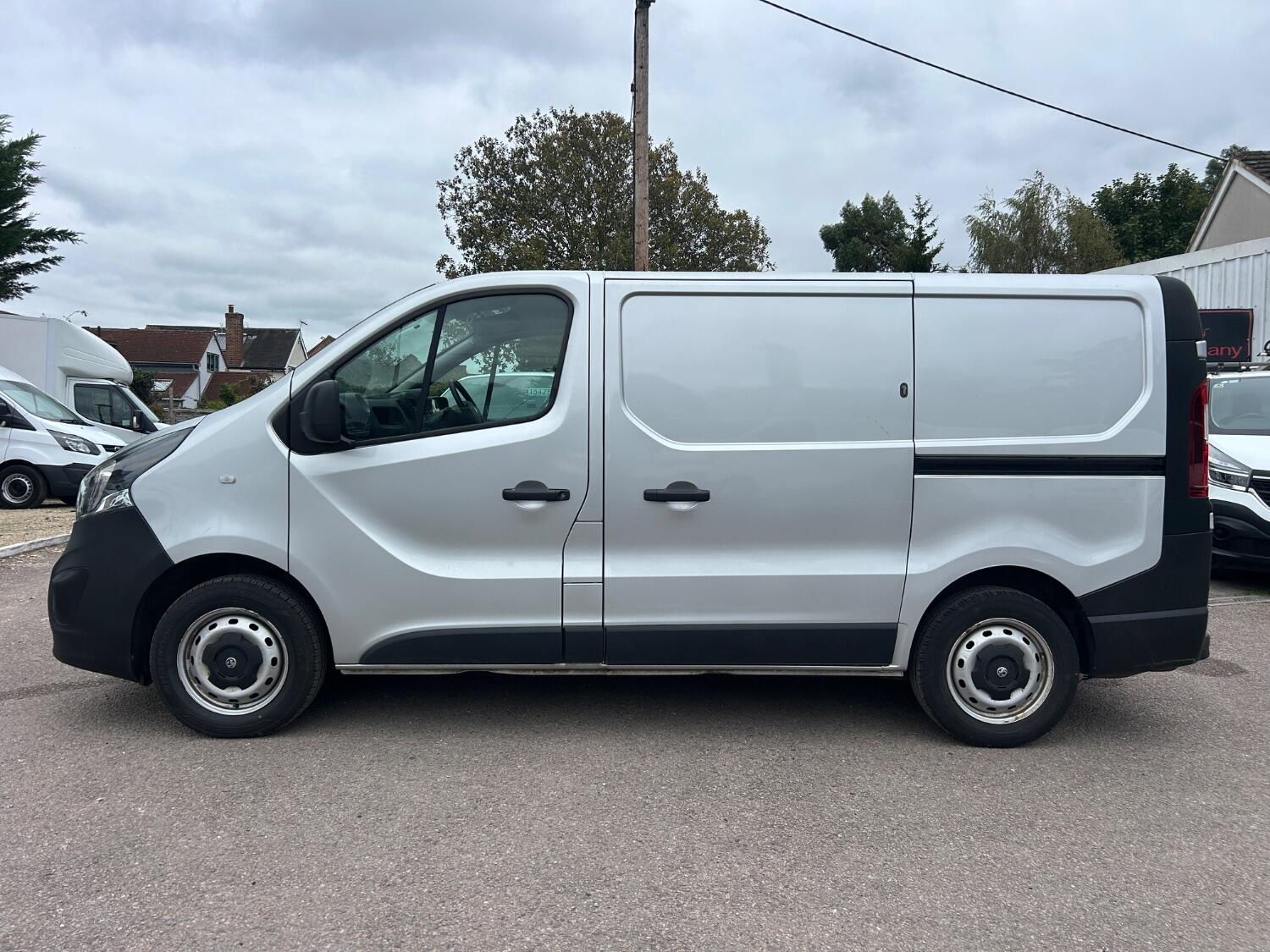 Used Vauxhall Vivaro 2018 for sale - 76120359: Photo 2
