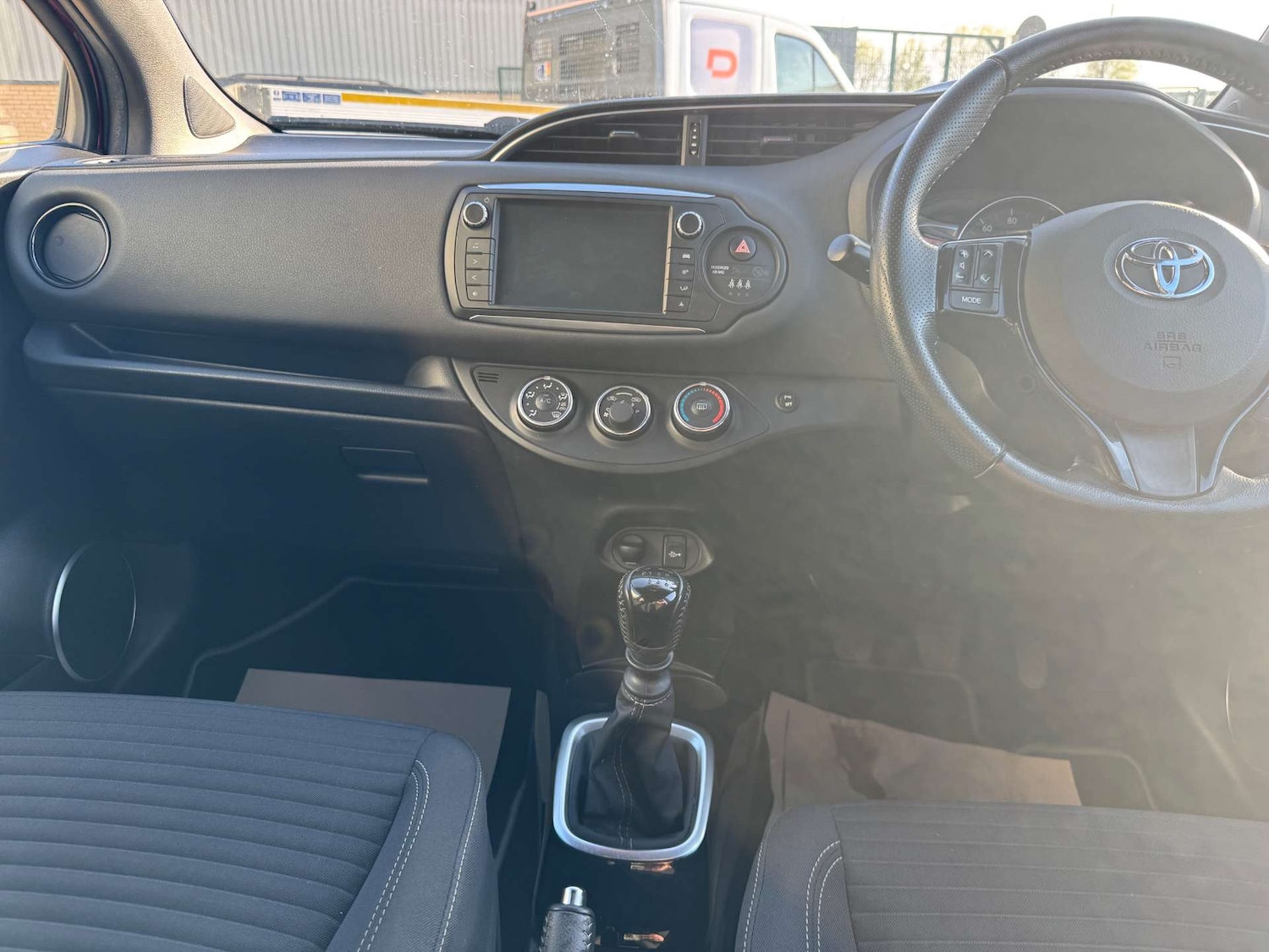 Used Toyota Yaris 2017 for sale - 76363662: Photo 33