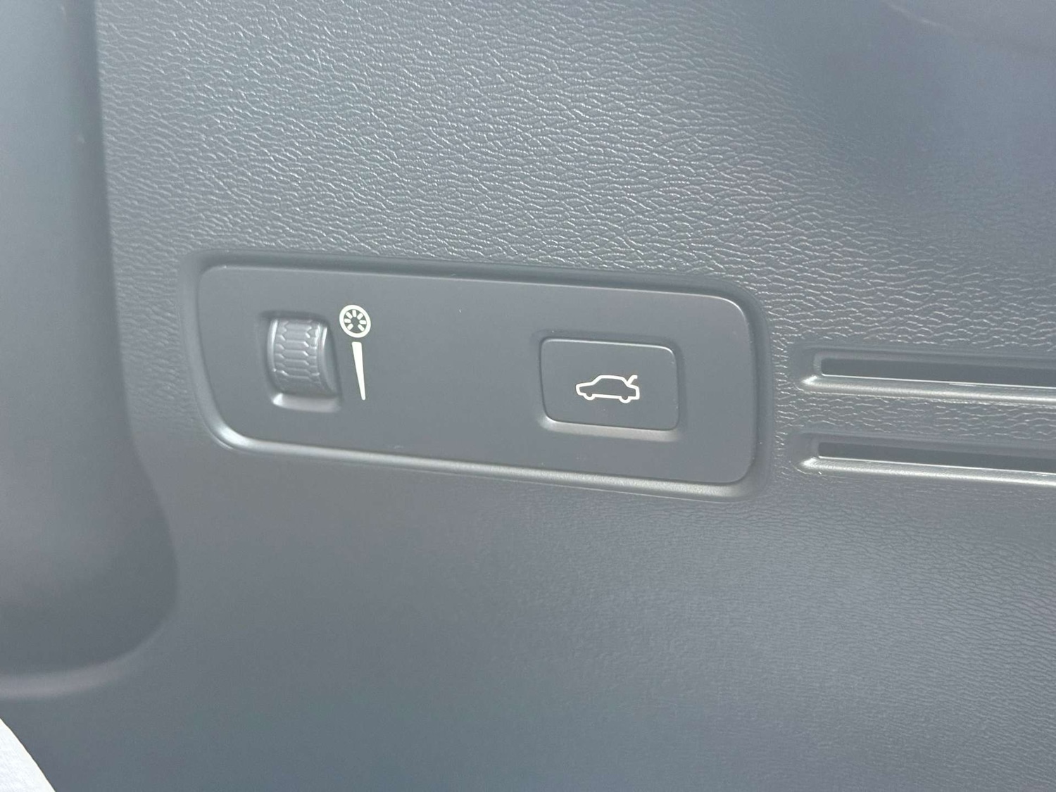 Used Volvo XC40 2020 for sale - 76363581: Photo 32